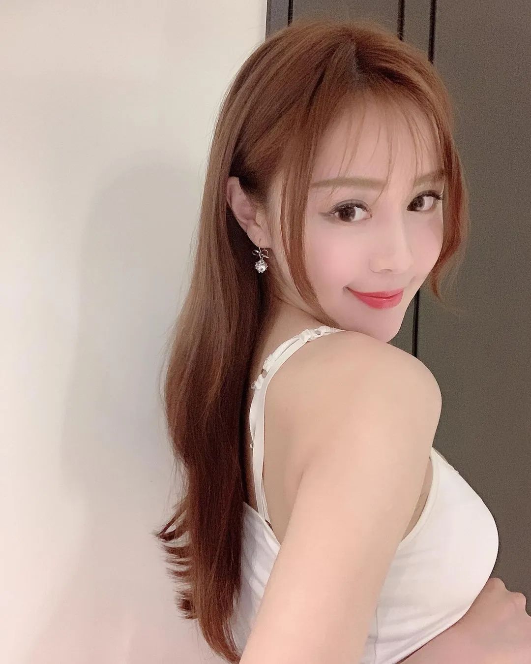 台湾网红lena,风格大胆,热辣活泼,大胆秀身材,不畏世俗目光