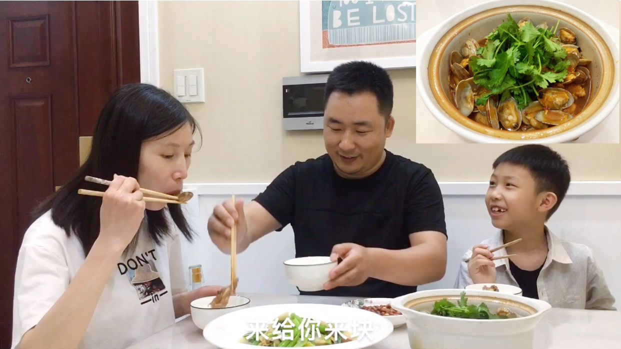 26买来半只鸡,加1斤花蛤,做“花蛤鸡煲”鲜香味美又下饭,解馋