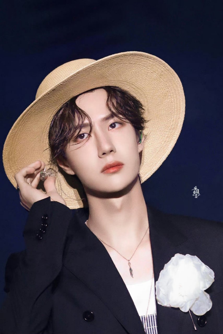 时髦 ,有型的 celine boy,王一博穿出了celine的贵与欲 #王一博