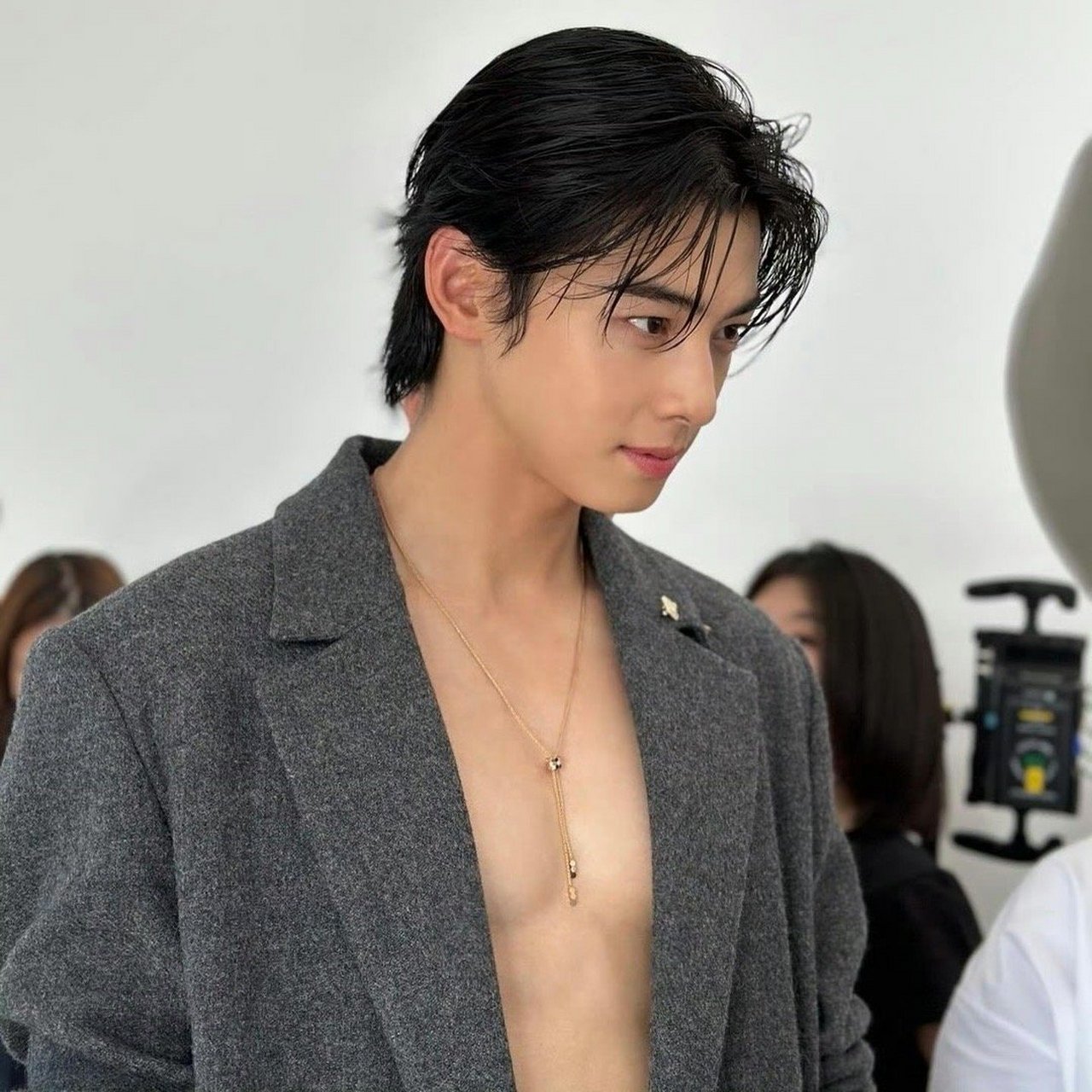 起猛了,看到车银优的腹肌了,好开心啊!身材真好,好想摸摸啊!