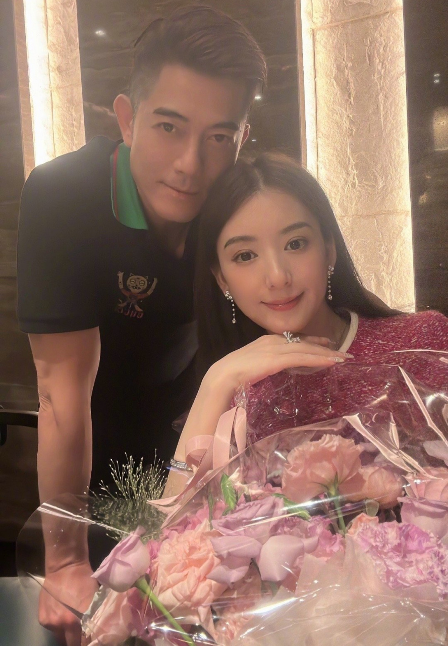 郭富城深夜晒照为老婆庆生,引发热议!