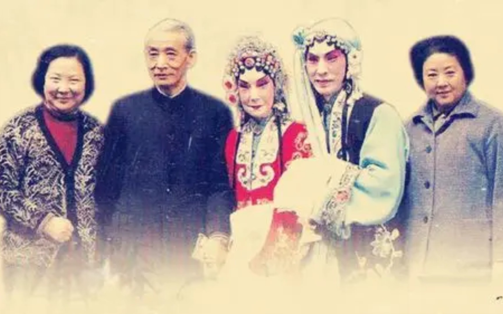 无论是王吟秋还是赵荣琛,他们对于新艳秋老师是尊重而不是排挤的