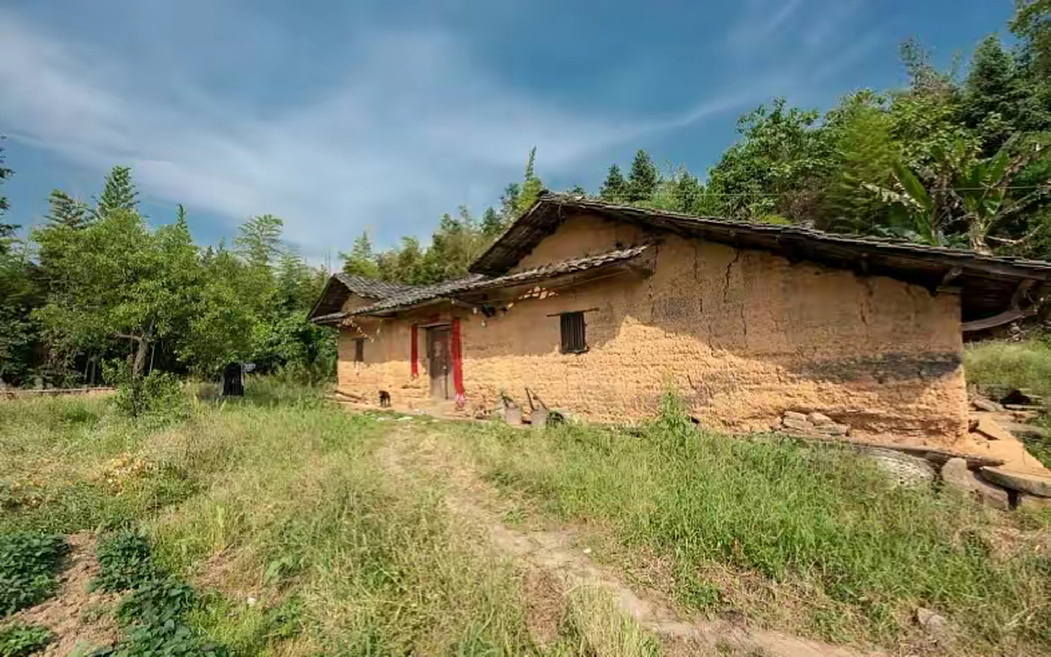 记忆中家里的老屋是土坯房,墙的大部分是泥土做的,仅离地面半米左右用