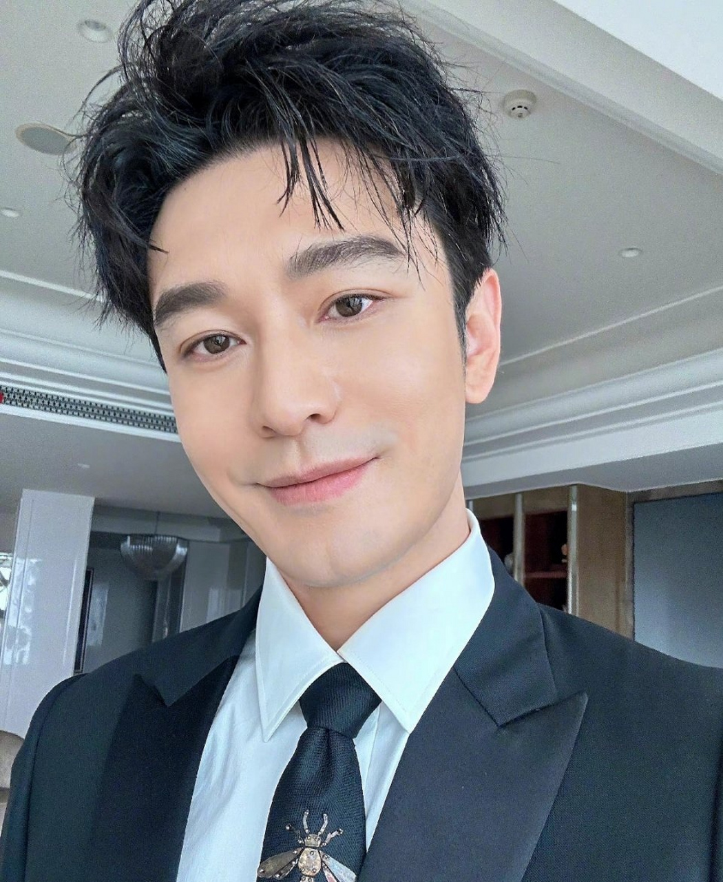 黄晓明一口气吃了四碗方便面# 黄晓明机场狂吃五碗方便面!