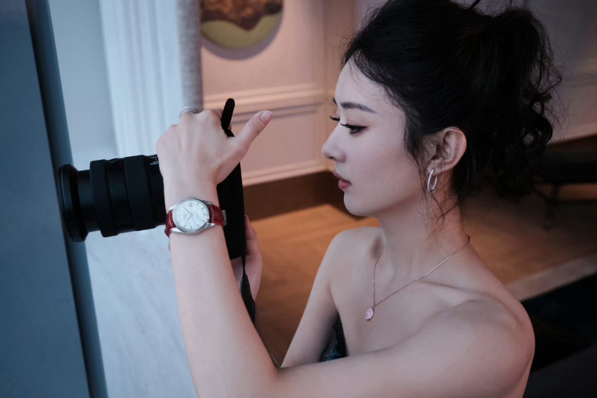 赵丽颖身着一袭蓝色鱼尾裙,浪漫演绎名匠系列腕表,曼妙多姿,优雅同行.