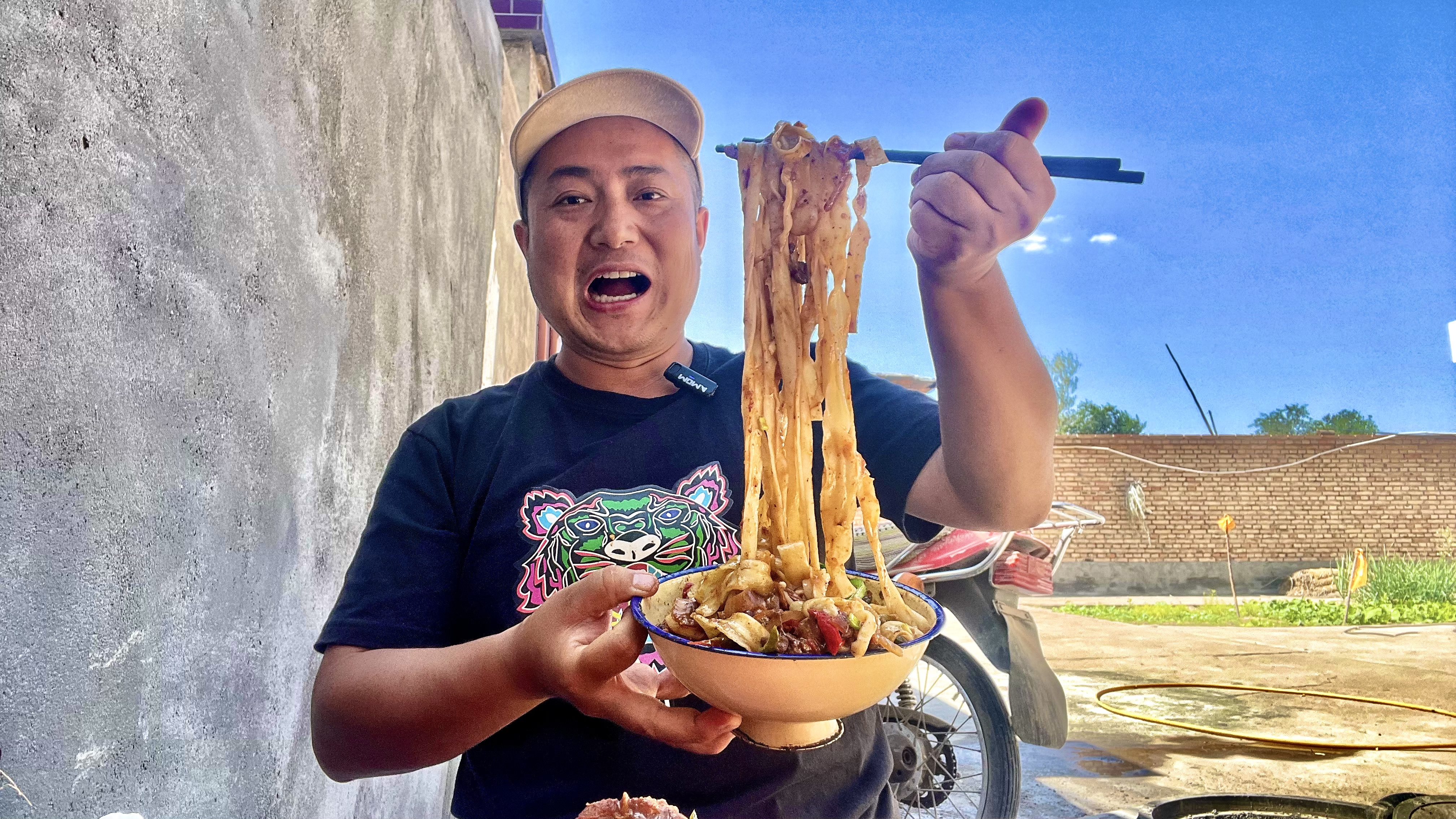 30一斤羊羔肉,用柴火做羊娃子肉拌面,配着小酒大口吃面,真惬意