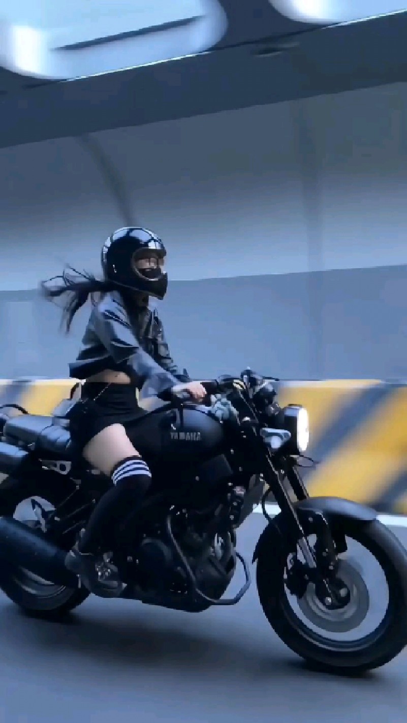 骑摩托车的漂亮姐姐