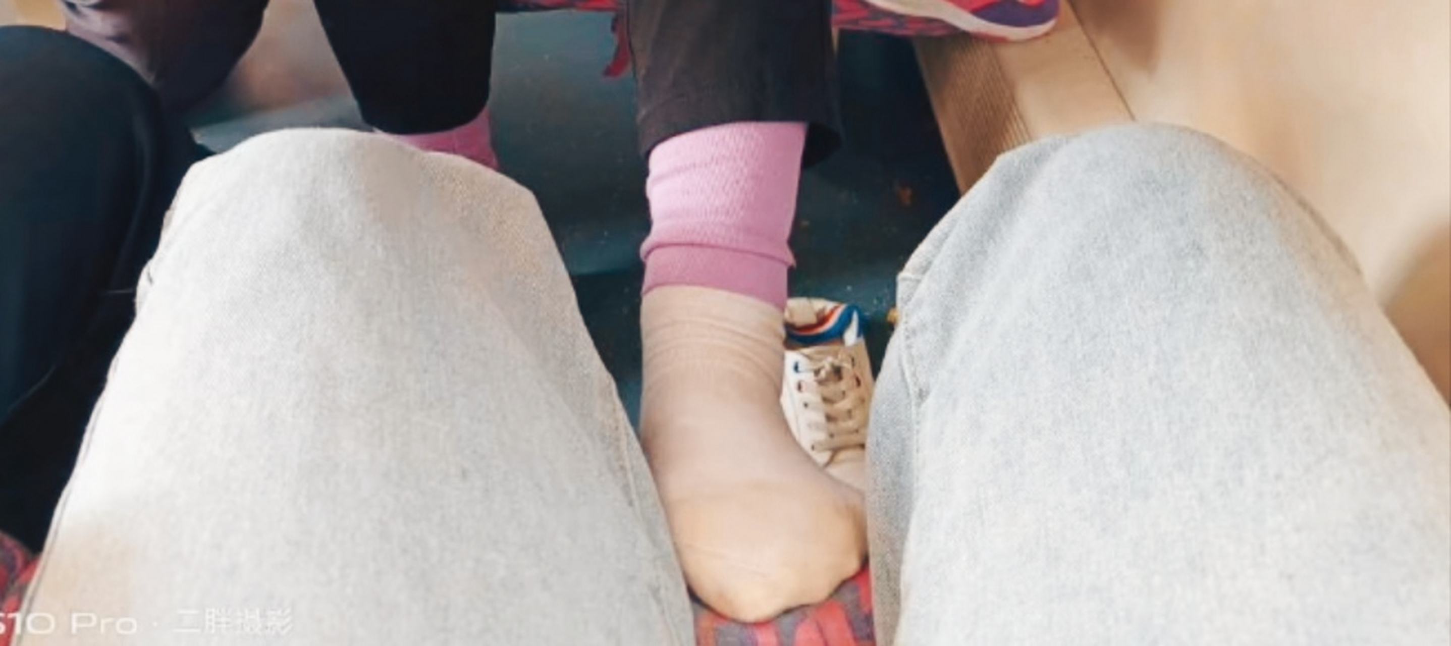 真是太不讲理了,我坐火车回家,我对面的的一个美女又把脚伸过来了,开