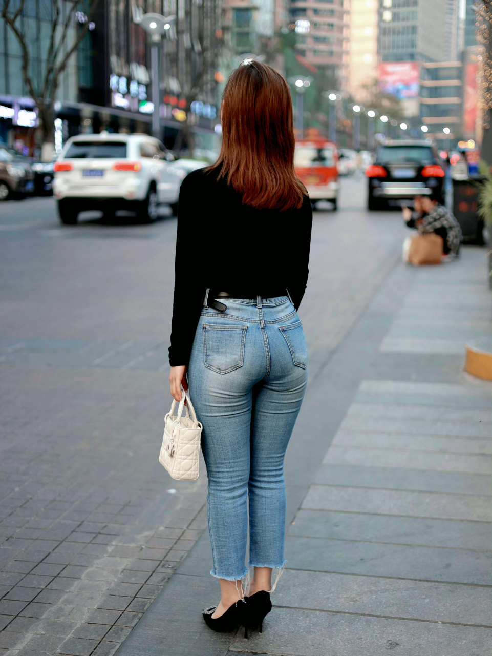 牛仔裤女背影街拍图片