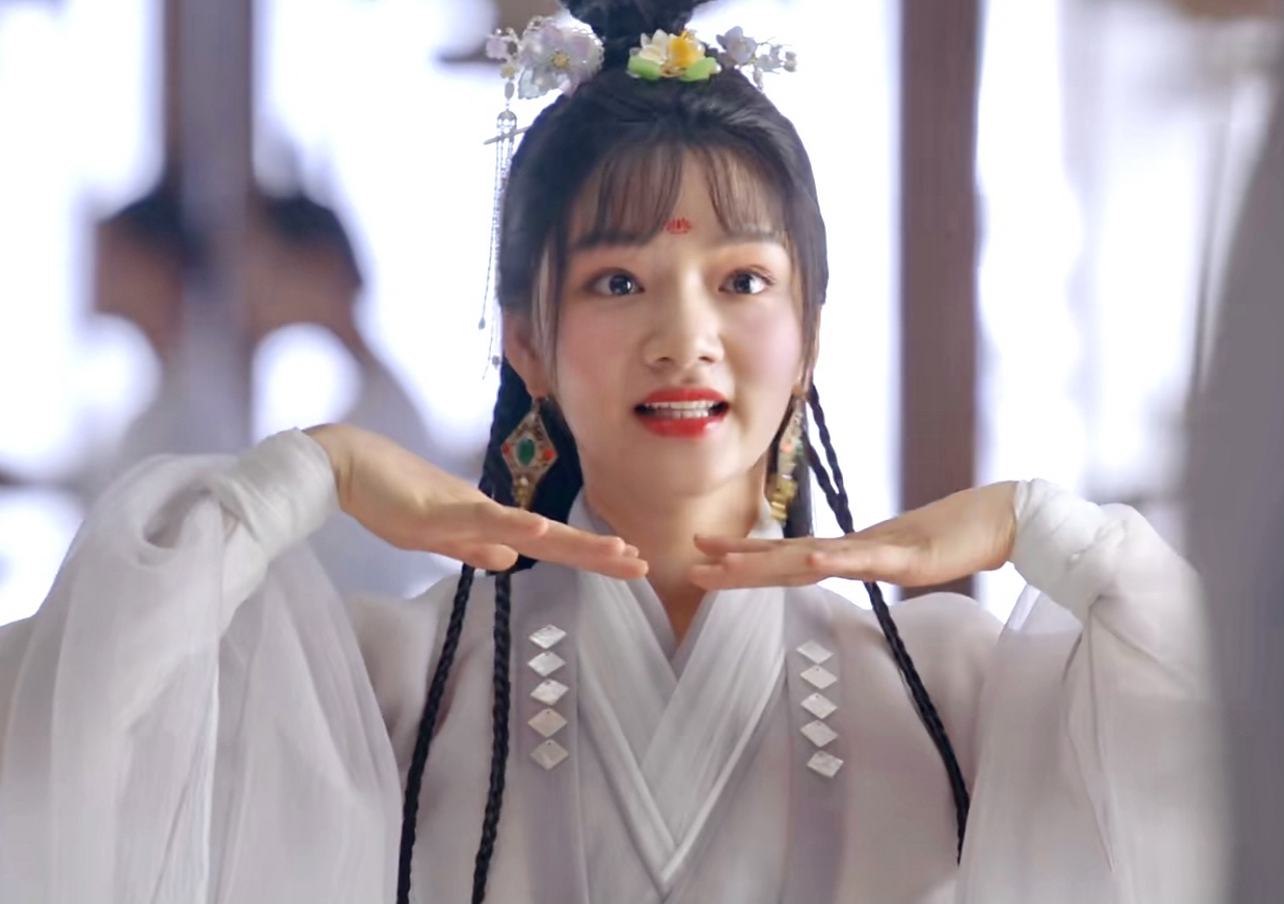 朱颜把时影睡了后就想回家,"都半夜了,我还没回去,父王一定急死了.