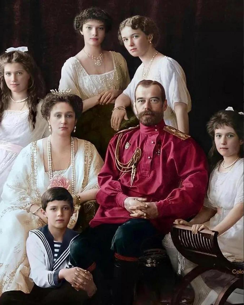 上世纪初,养尊处优的尼古拉二世一家,他们个个穿着华丽,一家人即使