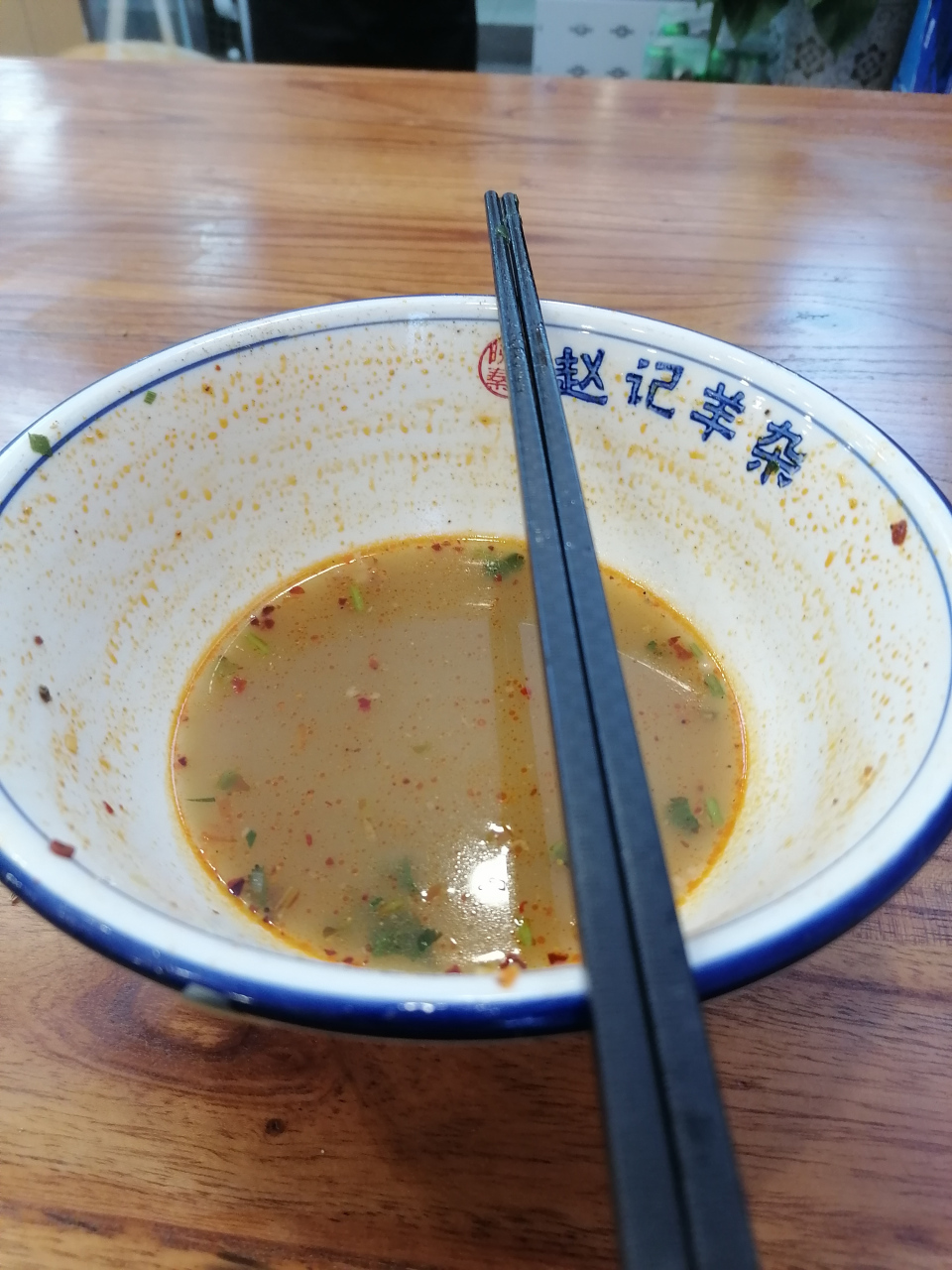 到朋友家去做客,吃完饭之后,筷子搁在碗上表示吃饱了,还是把筷子搁在