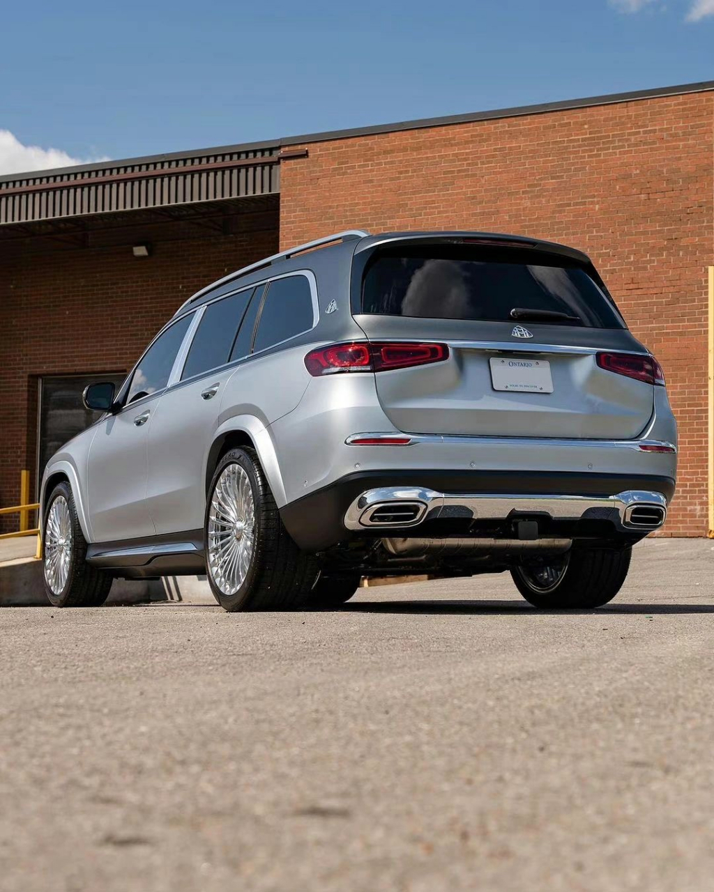 迈巴赫gls600双拼色,定位中大型suv,竞争对手路虎揽胜,宝马x7,宾利