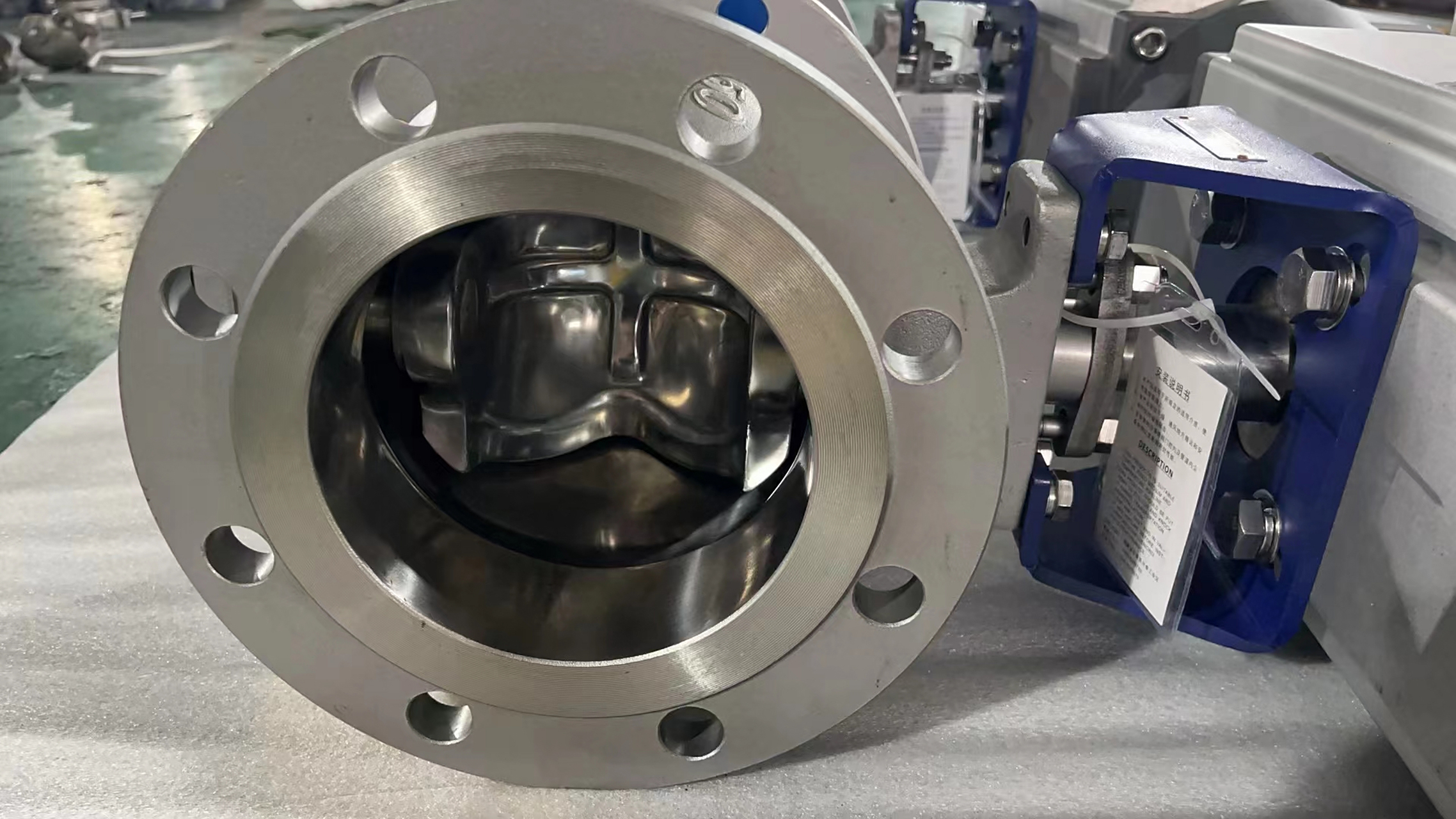 v型球阀的结构形式类似于一个开放的球形容器,将球阀体和阀杆设计成