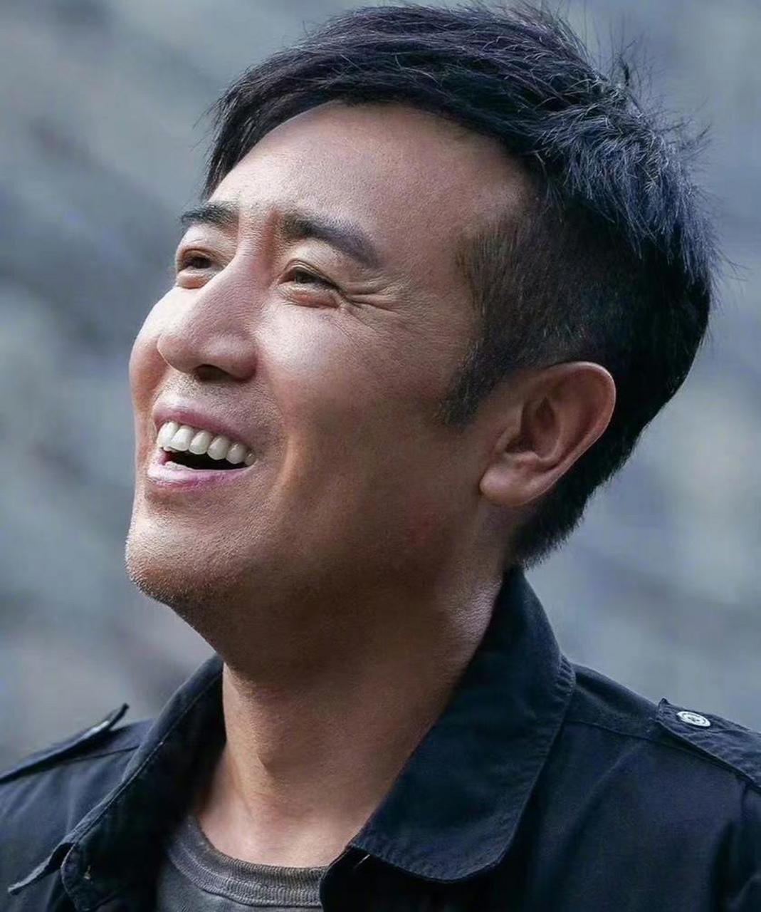最近电影《坚如磐石》正在火热上映中,其中于和伟饰演的商人角色给