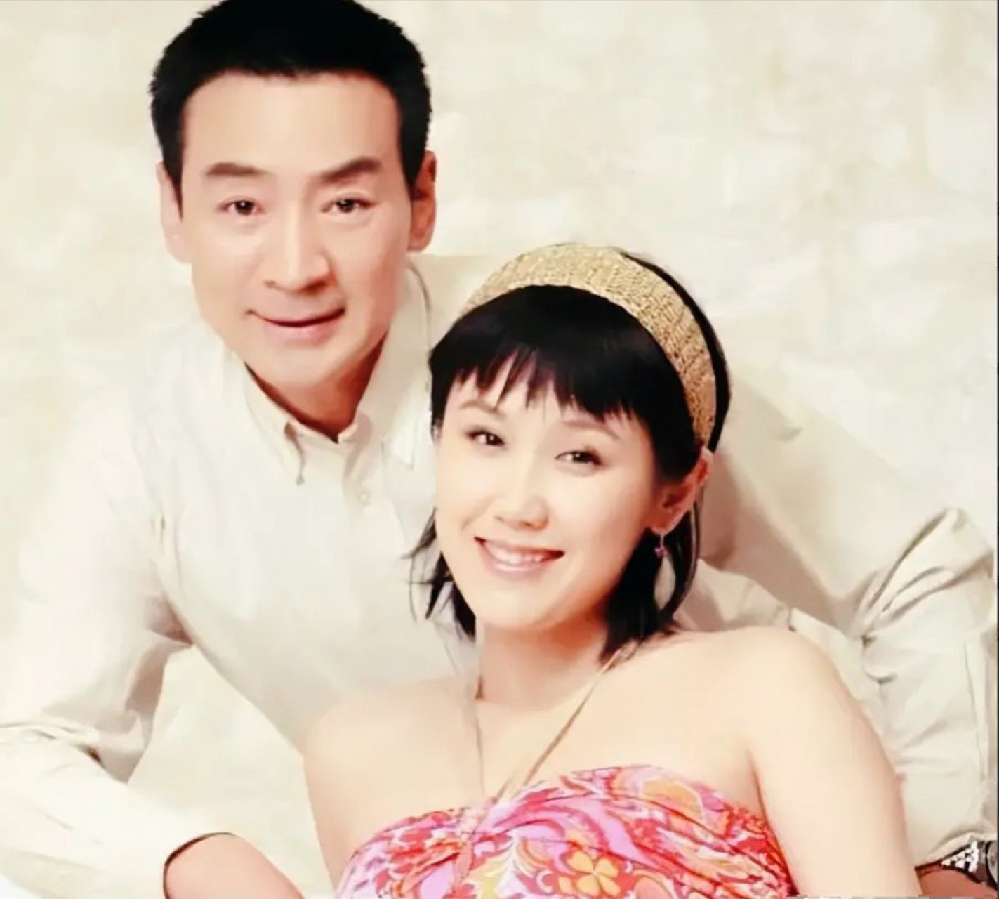 2003年,49岁的寇振海向演员李婷表白,李婷拒绝的说:寇老师,你比我大21