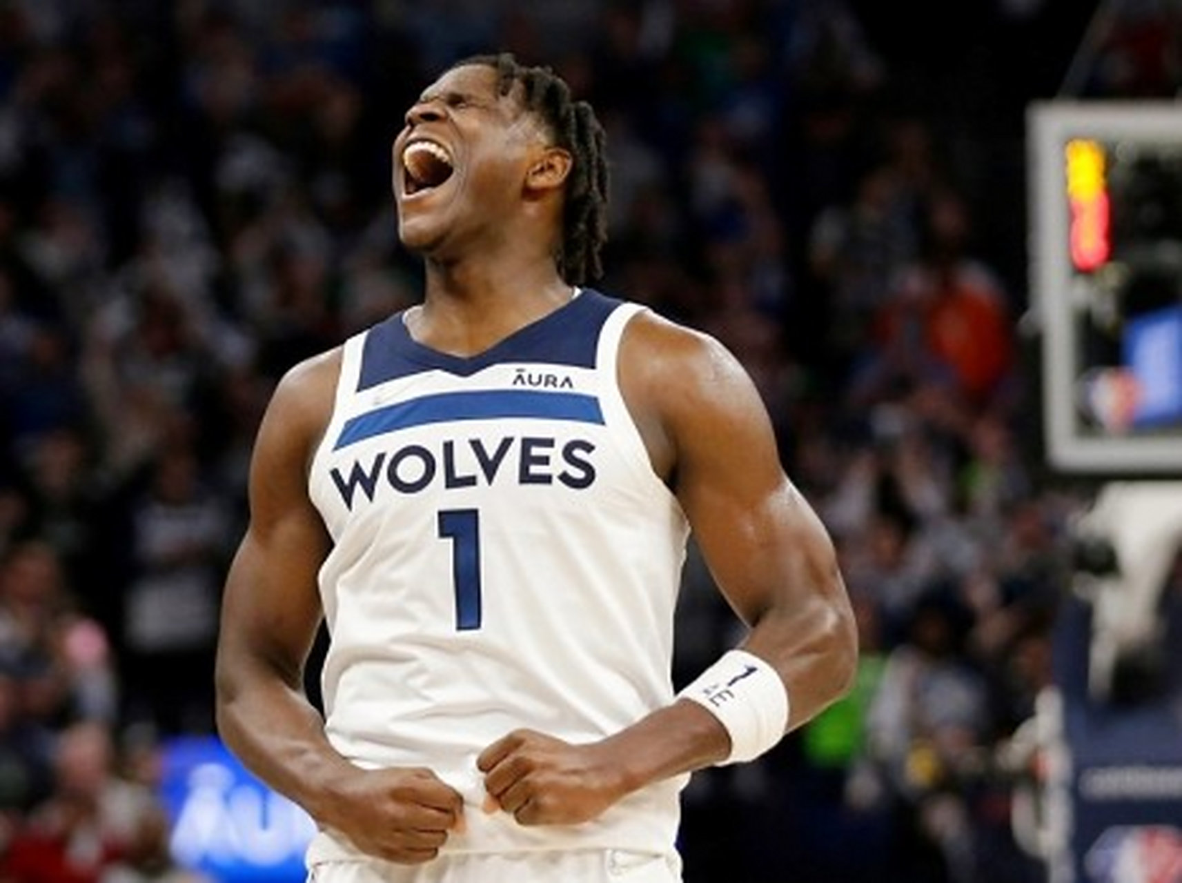 爱德华兹5年2.6亿与森林狼完成续约  根据espn记者的报道,森林狼后卫