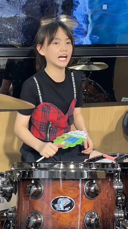 妞妞架子鼓表演经典粤语歌曲(初恋情人)太好听了!-度小视