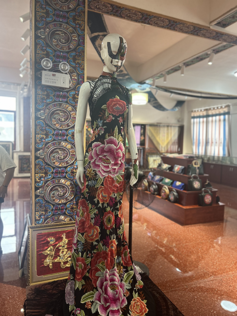 在施秉县的工业园,当地的苗家女子用手工刺绣,产品远销各地