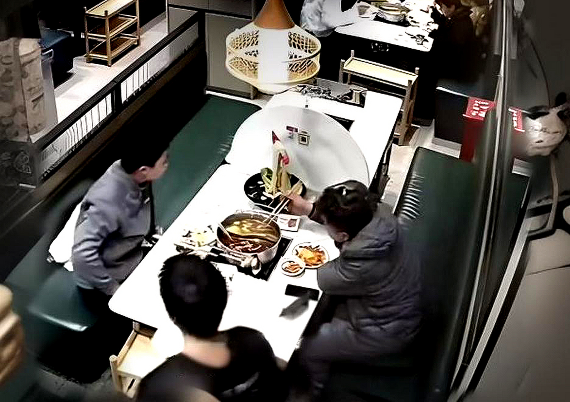 浙江义乌某火锅店,两名男子面对面吃火锅,忽然几只老鼠从天而降,抑换