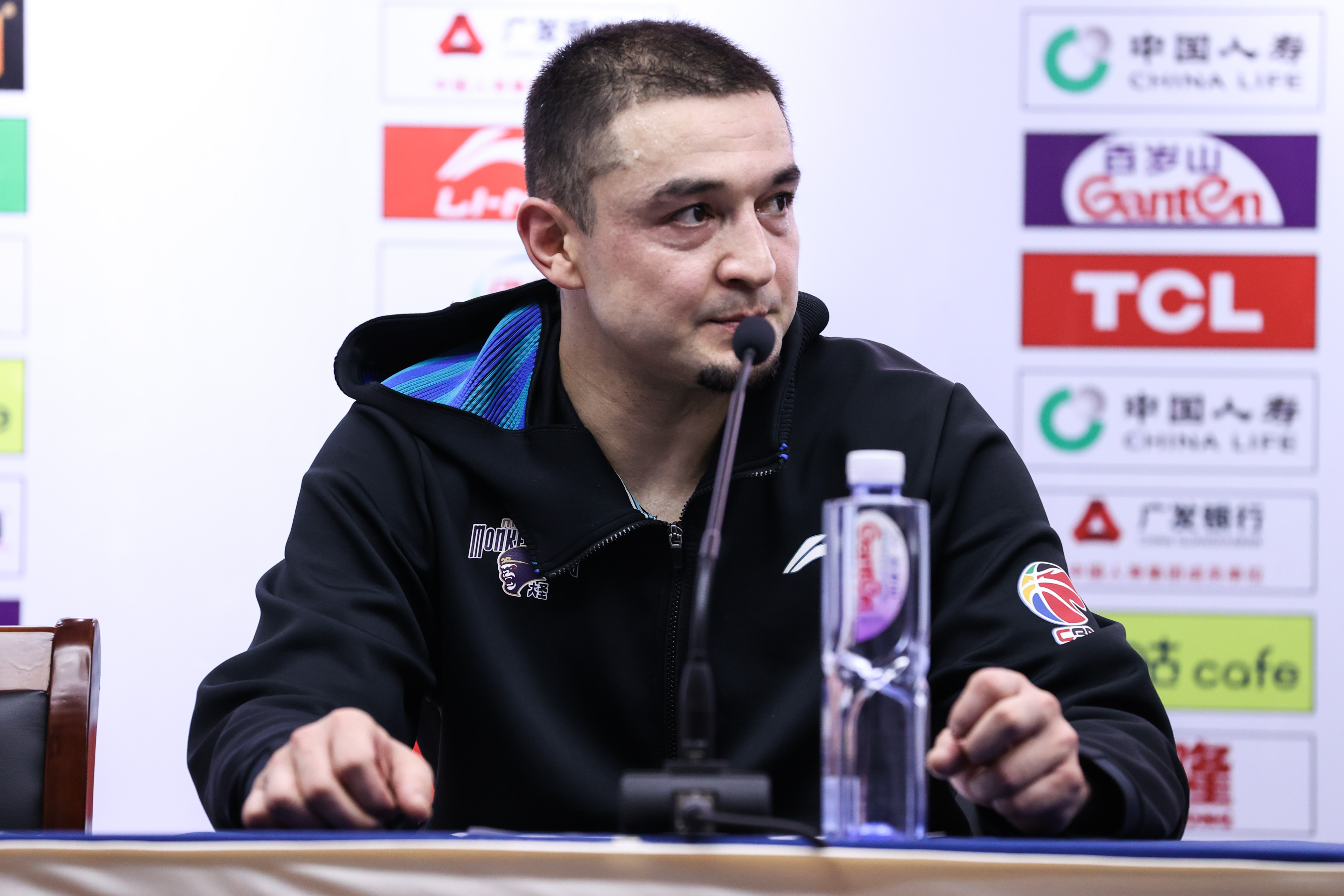 别怪西热力江!阿日拼到腿抽筋,邬挺嘉轻伤不下火线,锋线太差了