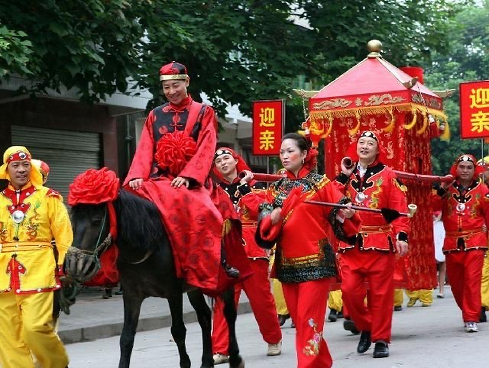 古代花轿迎亲有许多讲究,在民间尤其注重,迎娶新娘前一日下午,轿夫要