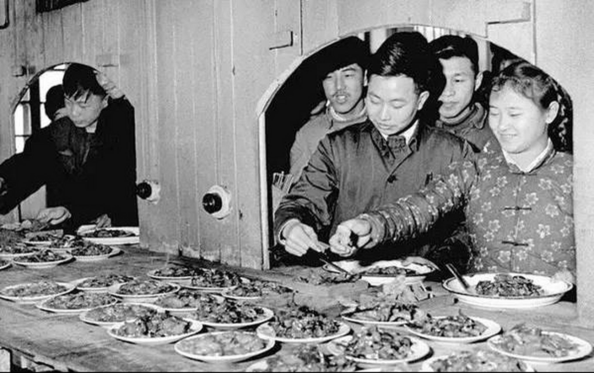1958年,黑龙江齐齐哈尔,工厂食堂的打饭窗口.