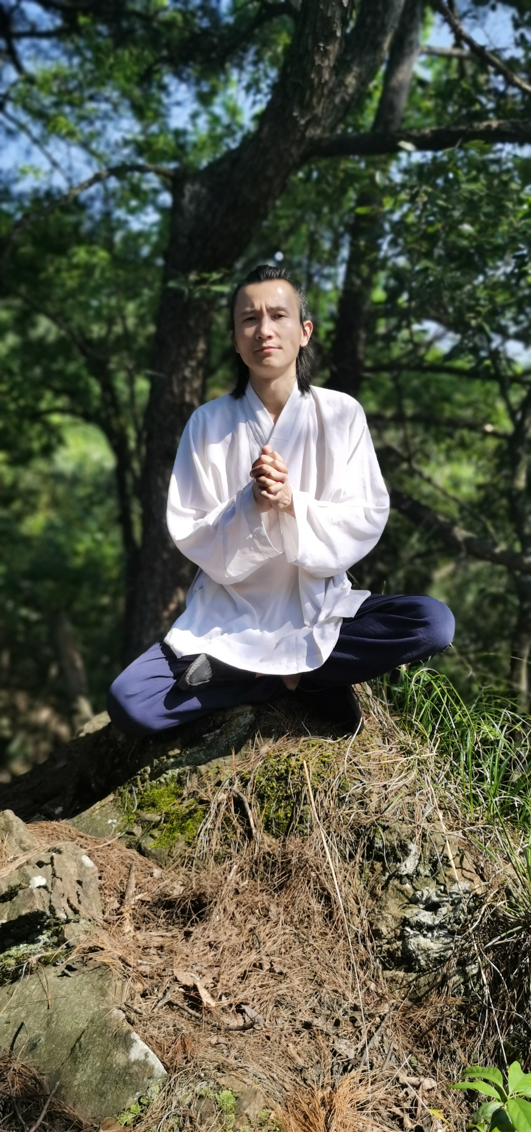 张华丽道长在紫云尖打坐