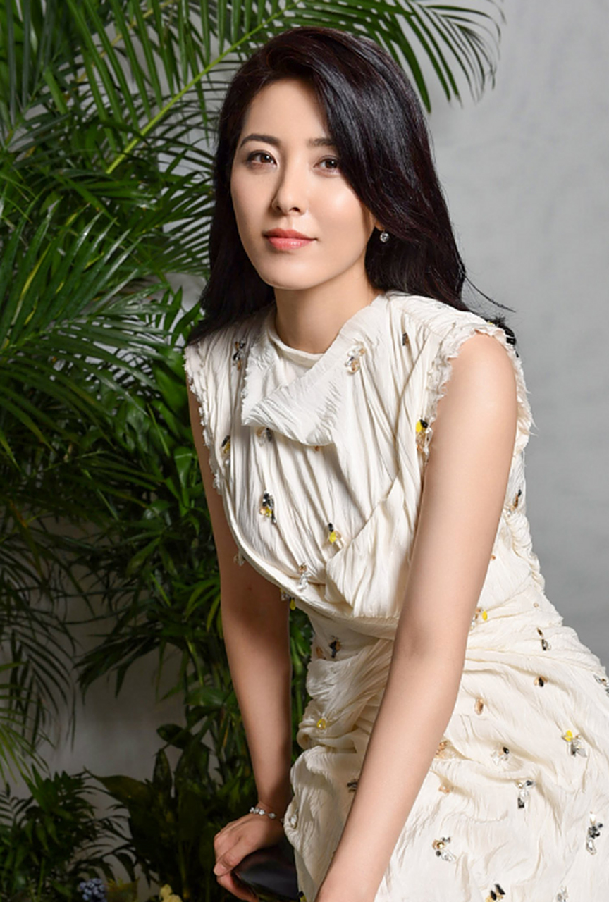 曾黎,1976年9月17日出生于湖北省荆州市,中国内地女演员,国家二级演员