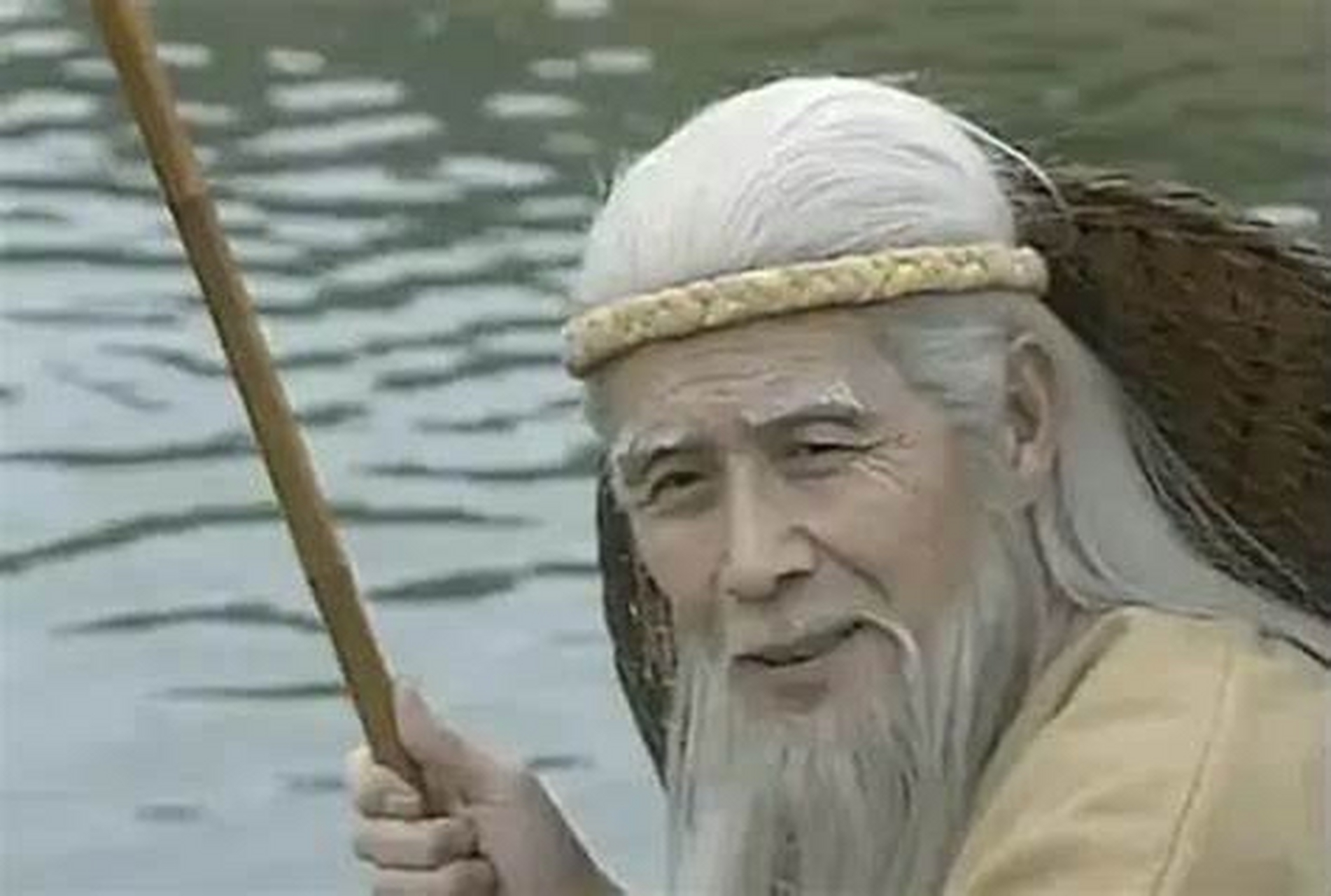 这里有几种不同的解释:  一种解释是,姜子牙用直钩钓鱼是为了表明