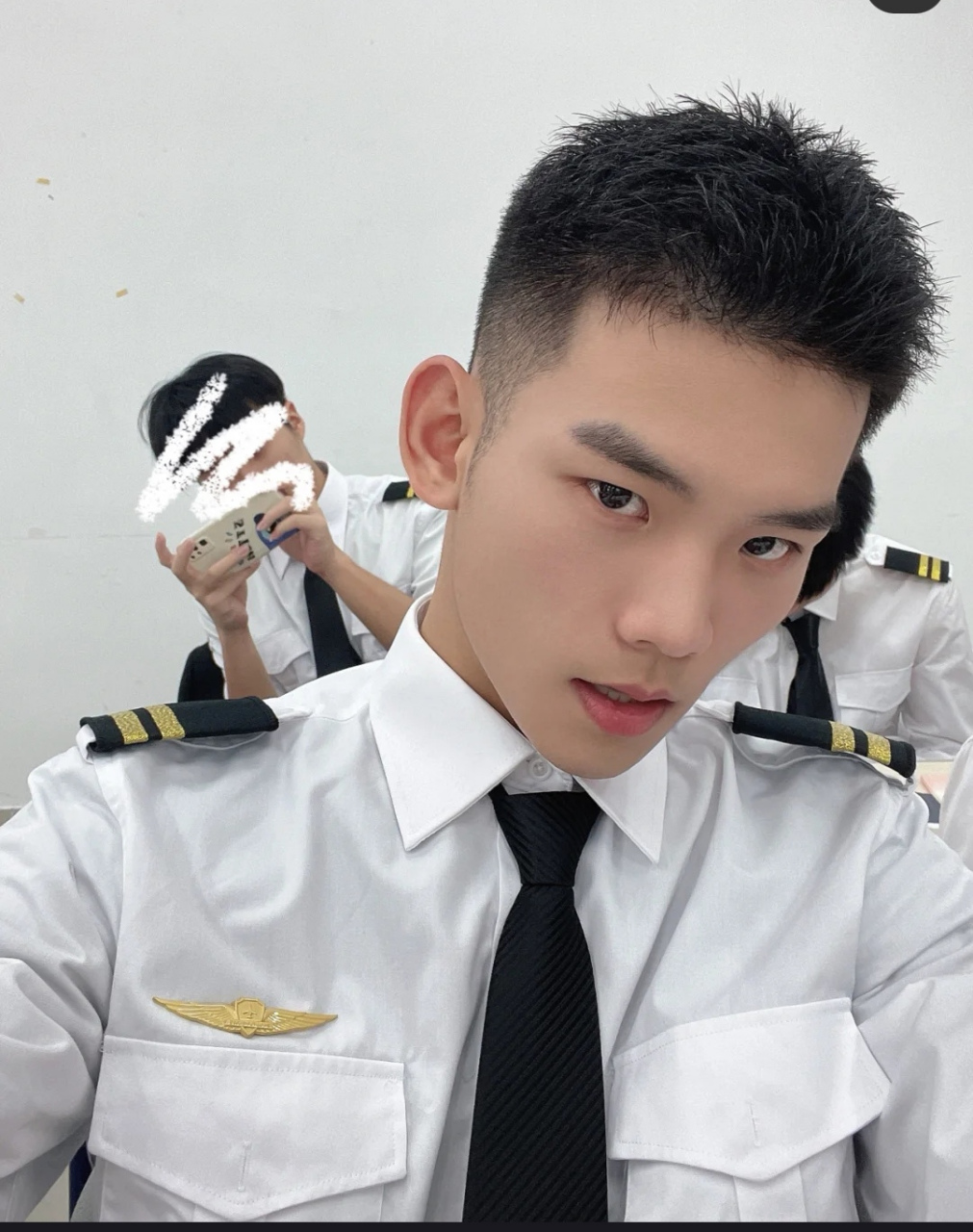 19岁空乘小哥穿着制服玩自拍,很是阳光帅气 19岁空乘专业的大一小哥哥