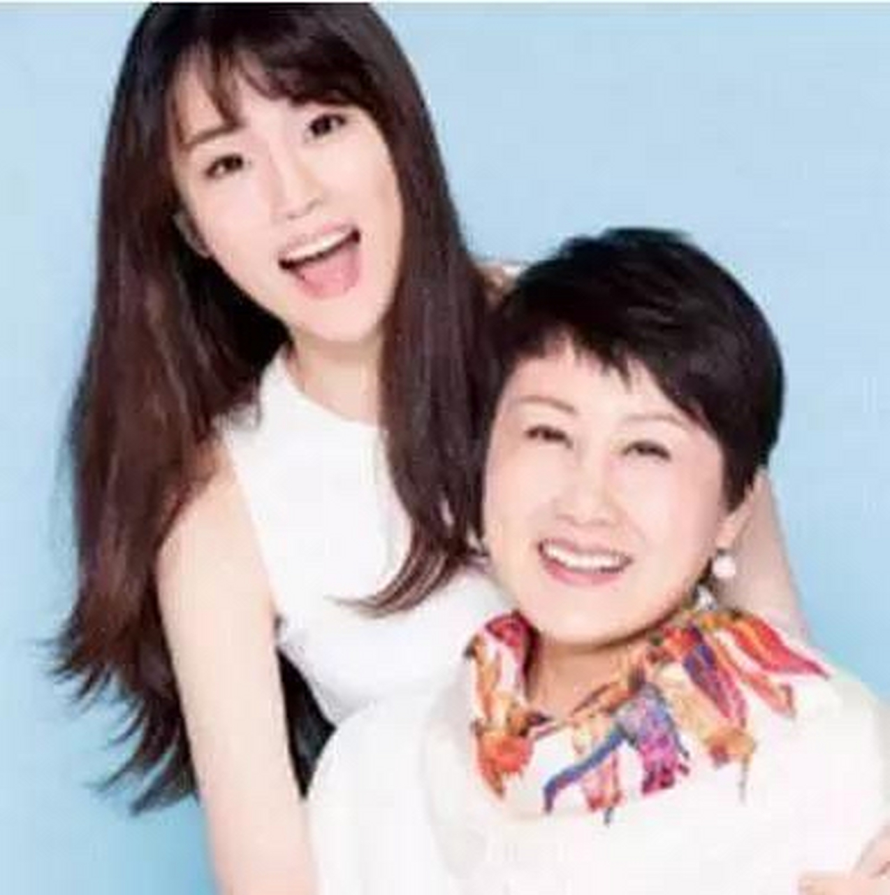 56岁张凯丽全家福近照,神秘老公身份显赫,女儿亭亭玉立