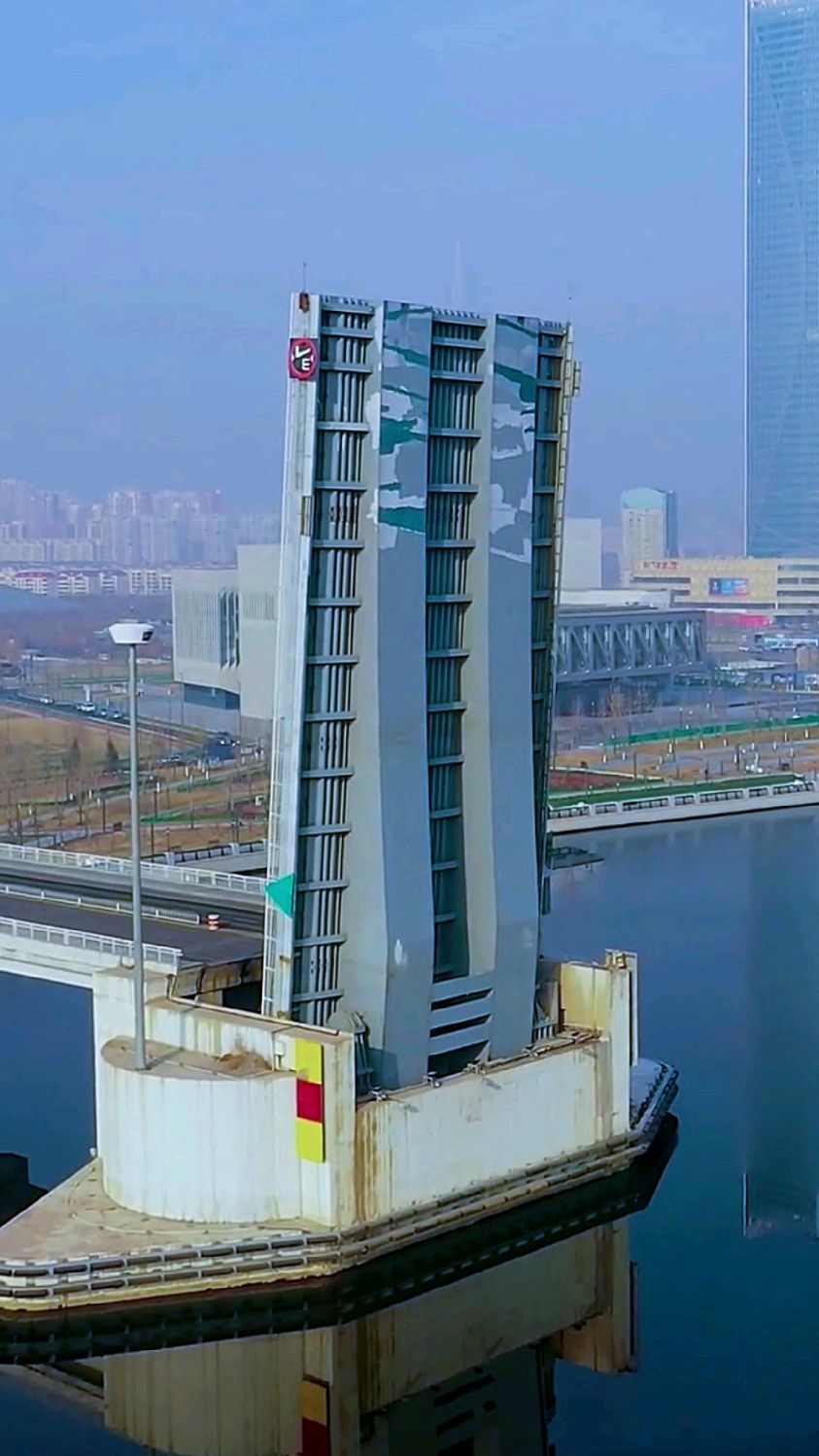 天津海河开启桥,是目前世界上最大的立转式开启桥之一,也是亚洲同类