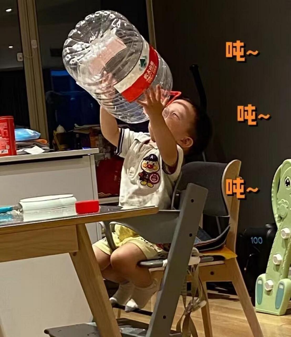 喝水就是得用大桶的才够劲