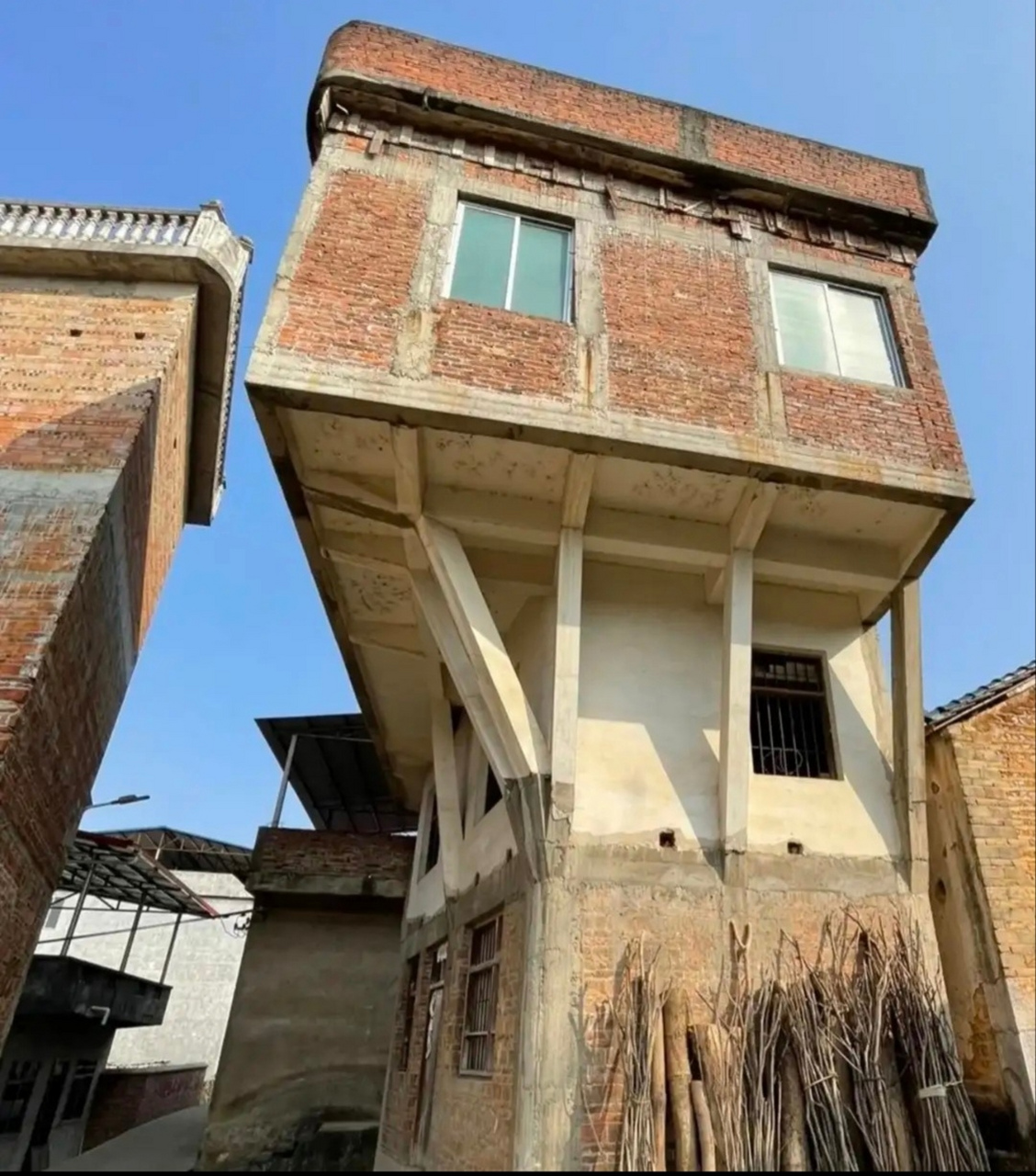 设计师真的是鬼才,但是总觉得房子有问题,头重脚轻,受力也不合理,会不