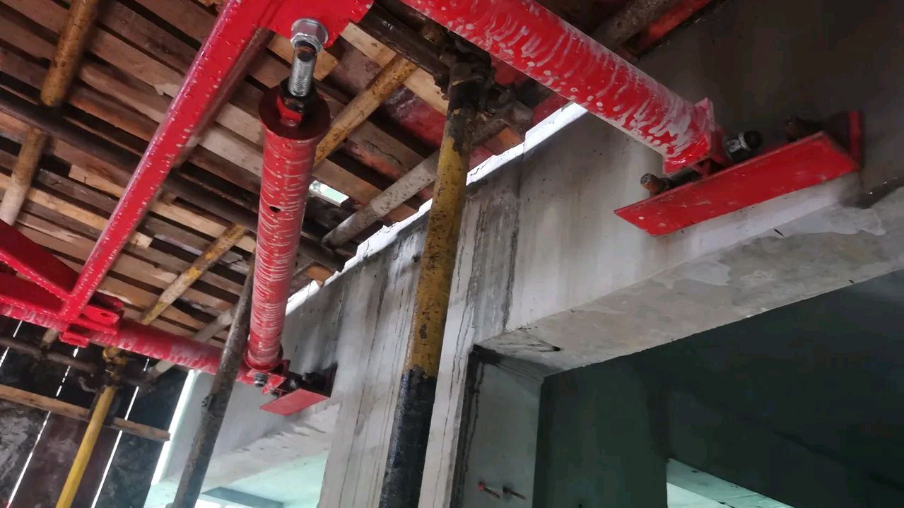 施工升降机附墙架斜撑杆的重要性:安全监管的关键