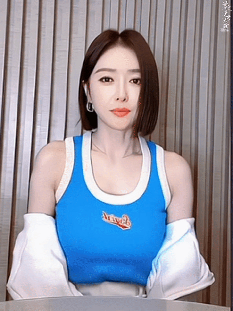 秦岚直播压到了 67[亲吻]