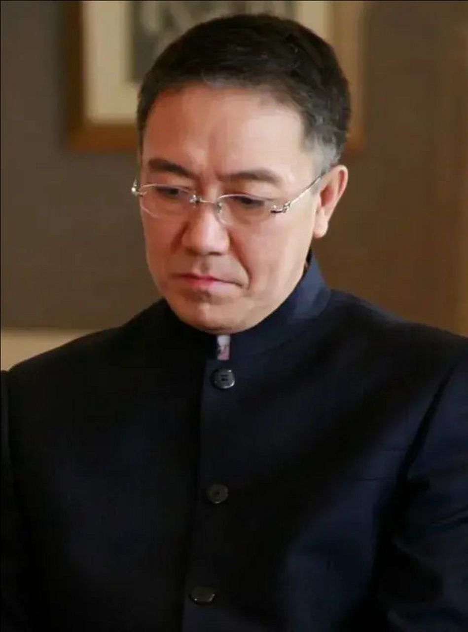 抛弃24年原配妻子许三婚的史兰牙,儿子亲手扯下李幼斌最后的体面.