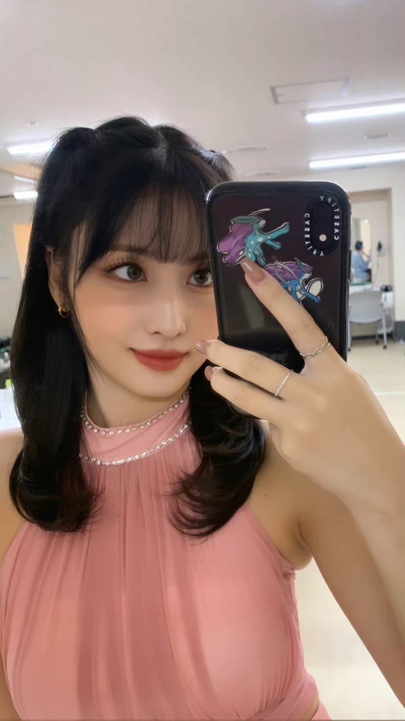 momo平井桃对镜自拍头像壁纸