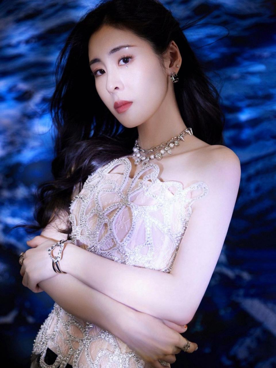 伊能静这几年做投资理财亏了非常多,不过秦昊也没说什么,只管拍戏