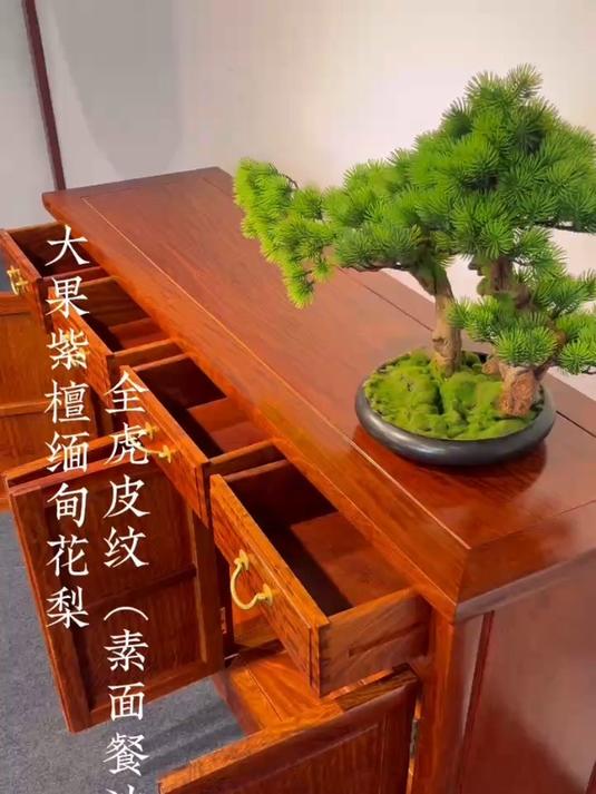 大果紫檀全虎皮纹(素面餐边柜)