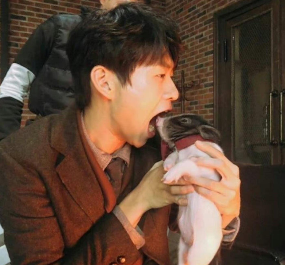 网友拍到魏大勋现身网吧打游戏,公共场合吸烟惹争议