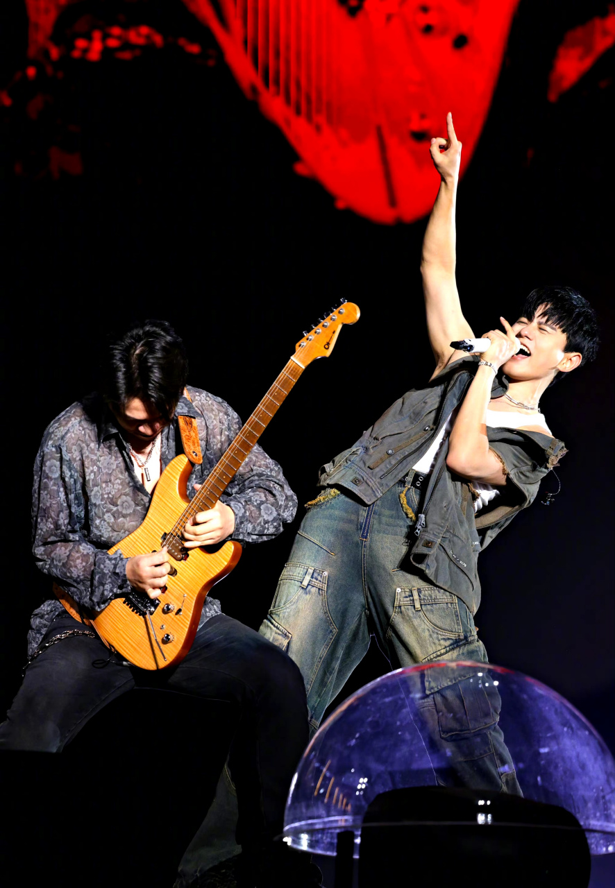 12号晚上,魏大勋现身张杰深圳演唱会观众席,穿着t恤,戴着帽子,很档鼢