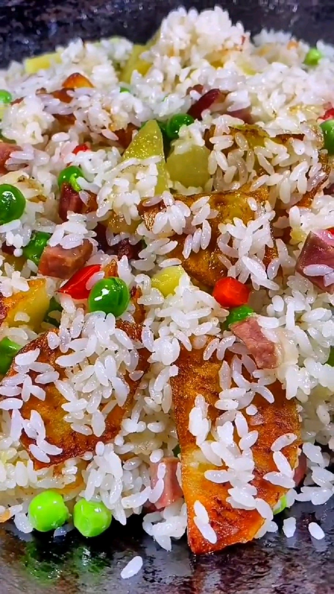 洋芋腊肉闷饭来了,有喜欢的嘛,我可以吃几大碗