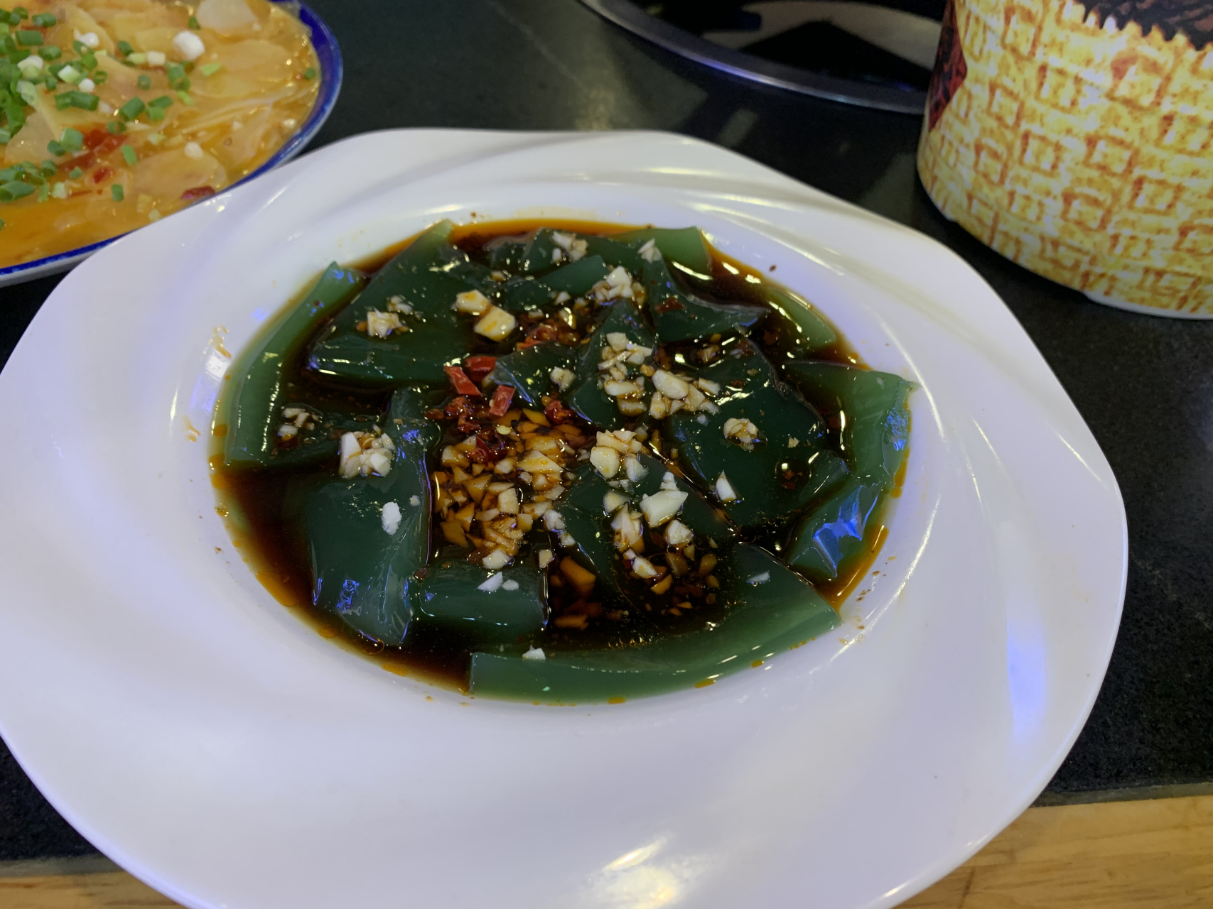 坐标:夔州   非常有特色的酸汤土豆片;树叶凉粉青翠,独特的斑鸠叶汁