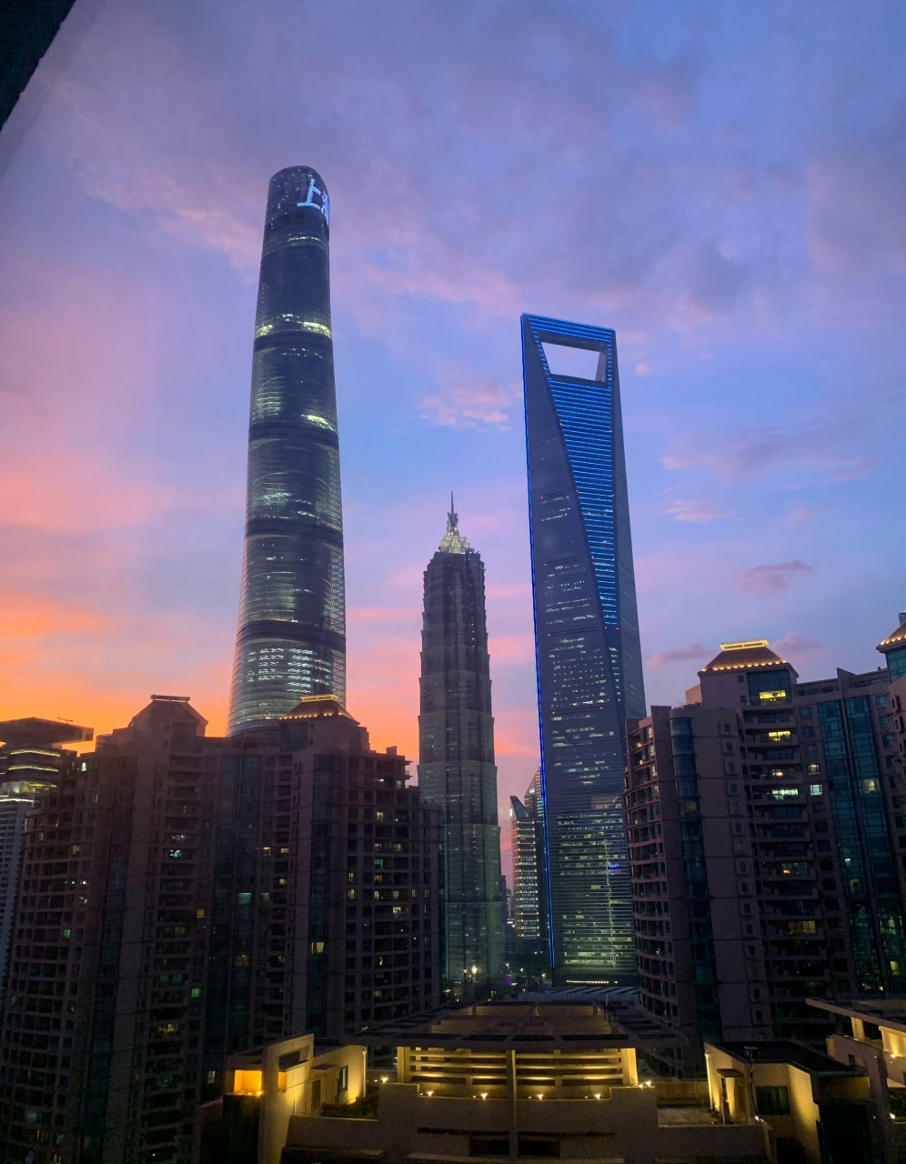 陆家嘴"三件套"应该算是上海最有特色的建筑了吧~在很多影视作品中