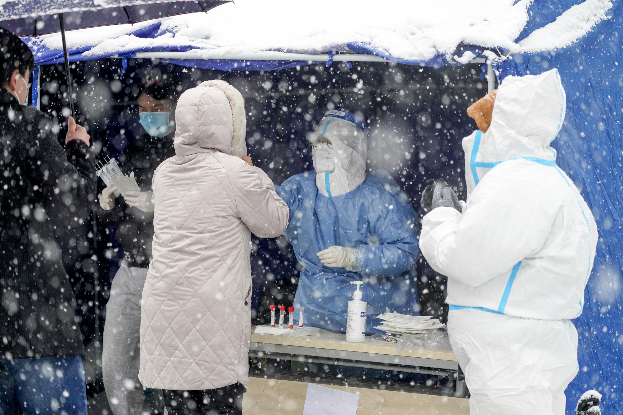 冬天核酸检测志愿者图片