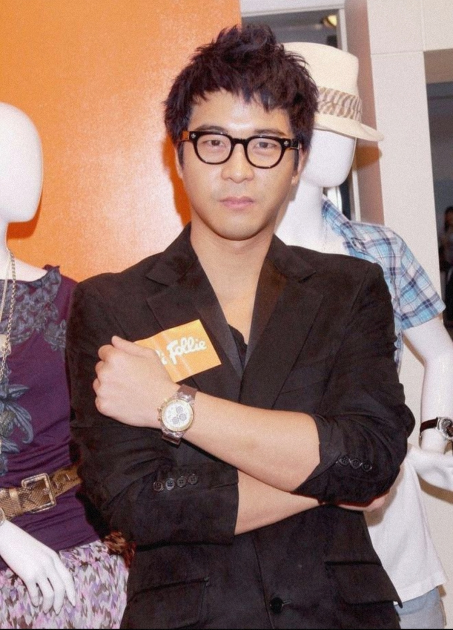 周俊伟是范晓萱的前男友,是一个摇滚歌手.