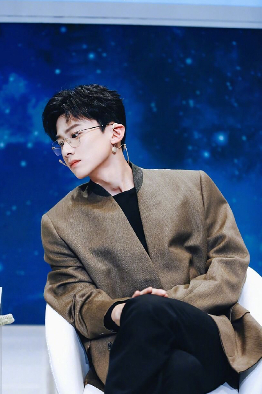 白敬亭一身休闲打扮,搭配透明无框眼镜,惊艳众人,粉丝直呼"小白戴眼镜