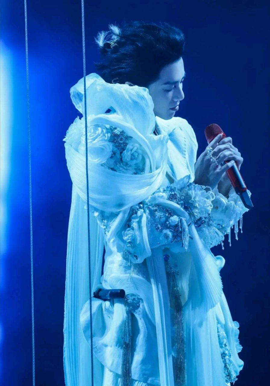 9月27日,华晨宇在演唱会上,竟然穿了白色纱裙登台,看到台下穿婚傻的